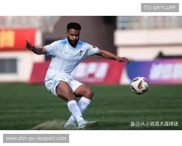 大连英博边路轻轻一拨就撕开大片空间 大连英博边路轻轻一拨就撕开大片空间